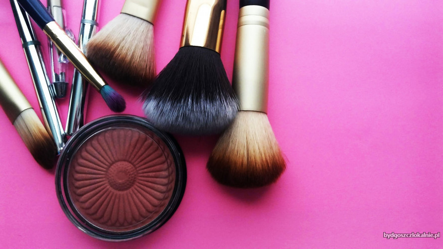 makeup-3907712_1920.jpg